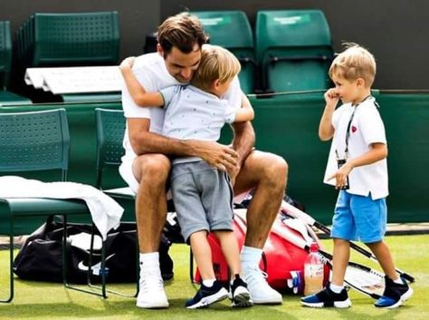 Roger Federer: ‘My children make some funny and strange requests for Christmas’ Roger Federer Kids, Federer Twins, Christmas Celebrities, Tenis Coach, Roger Federer Family, Mirka Federer, Pete Sampras, Wimbledon Tennis, Tennis Legends