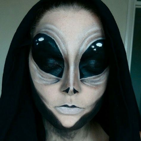 Basic alien big eyes Halloween Makeuo, Alien Halloween Makeup, Alien Make-up, Alien Eyes, Make Up Diy, Fantasy Make-up, Halloweenský Makeup, Alien Makeup, Parade Ideas