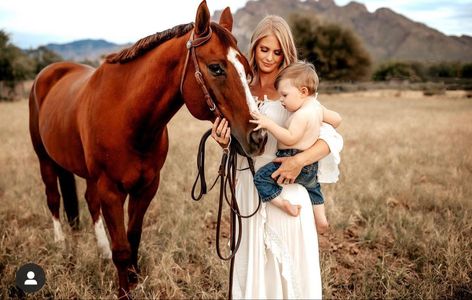 Horses Family Photoshoot, Family Photos With A Horse, Equine Family Photos, Mommy And Me Horse Photoshoot, Family Pics With Horses, Family Horse Pictures, Family Shoot With Horses, Family Photos With Horses Ideas, Family Photos Farm Ideas Country Life