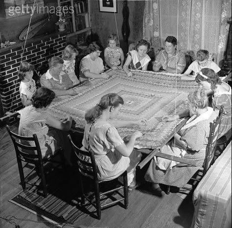 Amische Quilts, Quilt History, History Of Quilting, Vintage Foto's, Quilting Frames, Picture Quilts, Old Quilts, Antique Quilts, Vintage Life