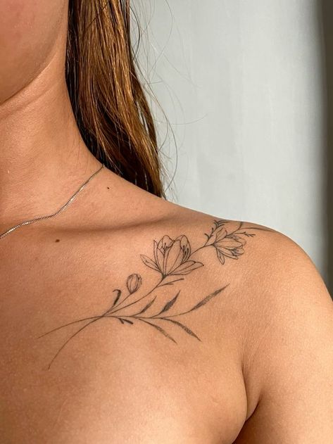 tattoos #coupletattoos #tattoosideas #fullbodytattoos #tattoosfashions #CoolTattoos #TattooArt #InkMaster #TattooLovers #InkInspiration Front Shoulder Tattoos, Clavicle Tattoo, Rare Tattoos, Floral Tattoo Shoulder, Tattoos To Cover Scars, Cross Tattoos For Women, Cool Tattoo, Tattoos For Women Flowers, Hip Tattoos Women