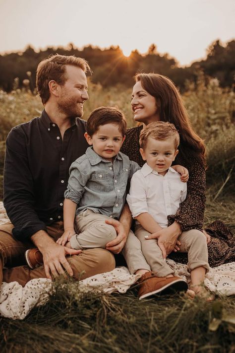 Family Photo Shoot Poses Studio, 1 Word Tattoos, Tattoos Family, Family Session Poses, Fall Photoshoot Family, Ych Base, Outdoor Family Photoshoot, Big Family Photos, Cute Family Photos