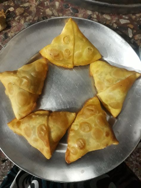 Home made mini samosa🤤 Mini Samosa, Love Wallpapers Romantic, Samosa, Food Diary, Photography Nature, Beautiful Photography, Home Made, Homemade Recipes, Food To Make