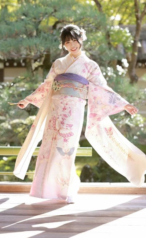 Traditional Japanese Kimono Female, Cute Kimono Outfits Japanese, Winter Kimono Traditional, Furisode Traditional, Kimono Poses Reference, Japanese Kimono Female, Japanese Princess Kimono, Yukata Aesthetic, Traditional Kimono Japan