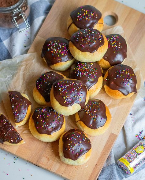 Cream filled buns stacked on a cutting board. Denmark Desserts, Danish Desserts, Scandinavian Baking, Cookbook Inspiration, Danish Dessert, Nordic Diet, Denmark Food, Danish Recipes, Vanilla Pastry Cream