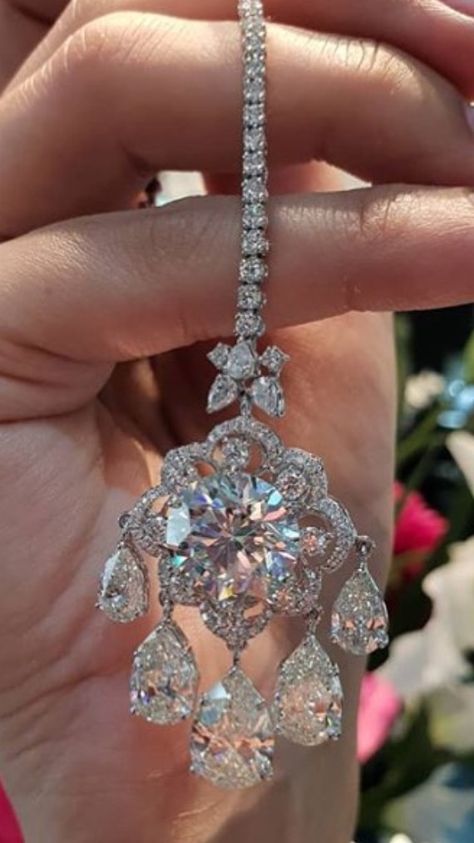 Sublime diamond necklace Diamond Maangtika, Diamond Mangtika, Diamond Tikka, Vintage Diamond Necklace, Diamond Bracelet Design, Bridal Diamond Jewellery, Gold Earrings Designs, Exclusive Jewelry, Fantasy Jewelry