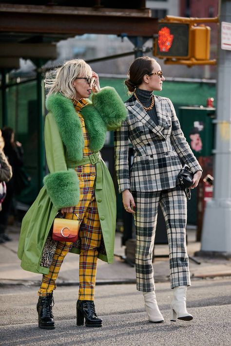 See the Latest New York Fashion Week Street Style Fall 2019 | Who What Wear Italian Street Style, Rihanna Street Style, Gigi Hadid Street Style, European Street Style, Kendall Jenner Street Style, Fall Fashion Coats, Street Style Fall, Flot Makeup, Modern Street Style