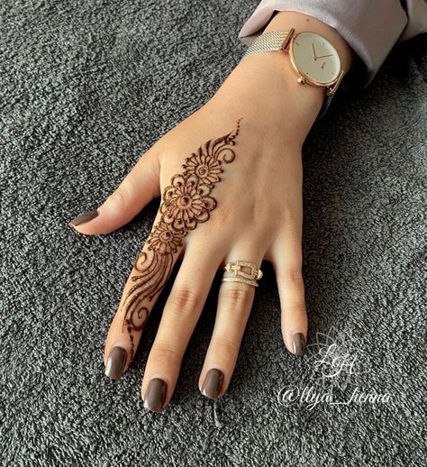 Henna Design Back Hand Simple, Finger Patterns Henna, Henna Design On Fingers, Henna Tattoo Front Hand, Latest Henna Designs Front Hand Simple, Cute Mendhi Design, Henna Patterns Simple, Simple Mehandi Front Hand Arabic, Simple Henna Designs For Beginners Hand Front Hand