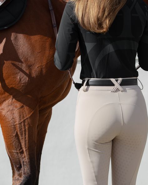 This equestrian gets her horse ready for a ride while wearing Yagya. She wears the Yagya Monogram Long Sleeve Shirt and Yagya Compression Performance Breeches. #yagya #yagyariders Women’s Equestrian Outfits, Horse Riding Breeches, Equestrian Breeches, Breeches Equestrian, Movie Wardrobe, Horse Riding Leggings, Modern Equestrian, Equestrian Girls, Riding Breeches