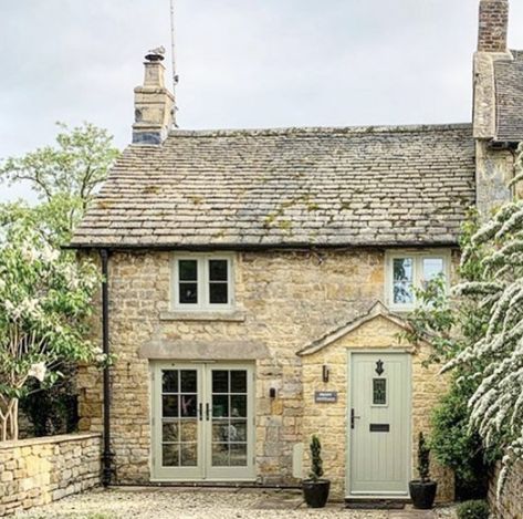 Cotswolds Cottage Exterior, Country Cottages Uk, Cotswold Stone House Windows, Cotswold Stone House Exterior, English Country Exterior Homes, White Stone Cottage, Cotswold Cottage Exterior, Small English House, Old English Cottage Exterior