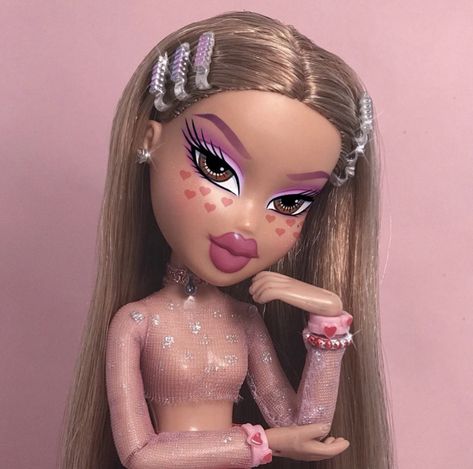 Bratz Doll Halloween Costume, Bratz Doll Makeup, Bratz Halloween Costume, Bratz Yasmin, Spiegel Selfie, Bratz Doll Outfits, Brat Doll, Doll Halloween Costume, Bratz Girls