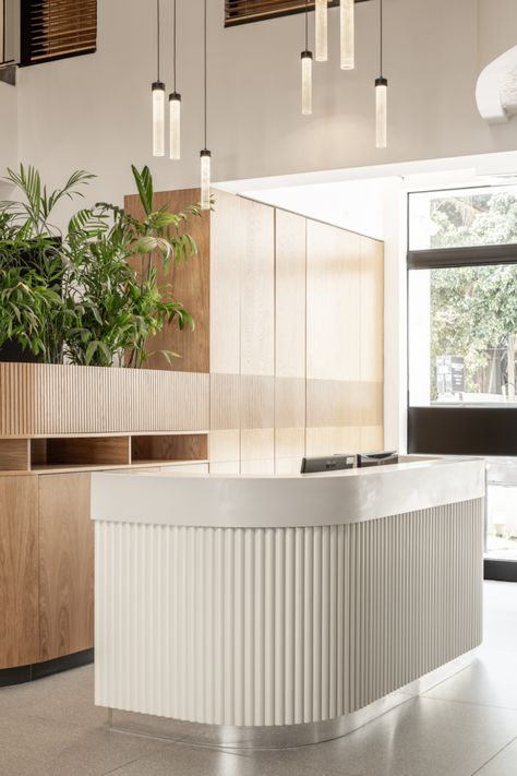 Eco City Offices - Tel Aviv | Office Snapshots Boutique Reception Desk, Office Lobby Interior Design, Receptionist Table, Boutique Reception, Receptionist Area, Modern Office Reception, White Reception Desk, Bauhaus Principles, Receptionist Desk