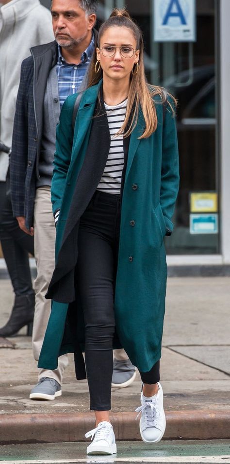 Jessica Alba street style #celebritystyle #streetstyle #jessicaalba #outfitideas Jessica Alba Outfit, Jessica Alba Style, Style Désinvolte Chic, Stil Boho, Casual Chique, Mila Kunis, Mode Casual, Popular Dresses, Outfit Trends