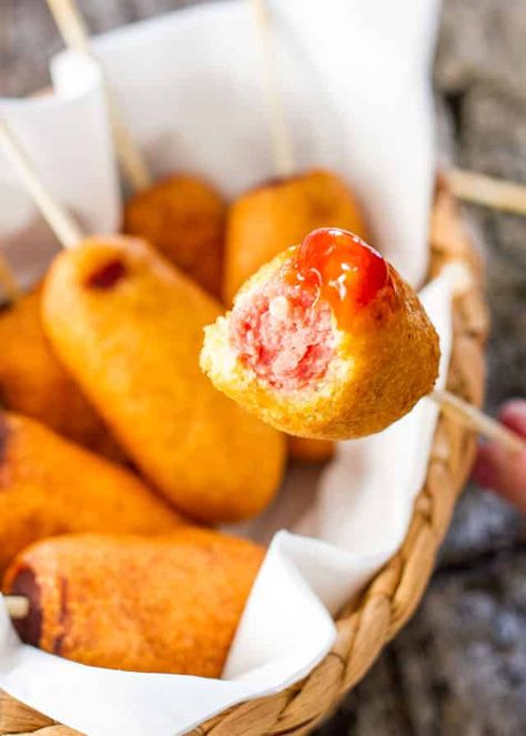 Learn how to make these super cute and adorable mini corn dogs. They're yummy and delicious and fun to make. Perfect for GAME DAY! Beef Main Course, Chicken And Mushroom Pie, Mini Corn Dogs, Mexican Appetizers, Jo Cooks, Roasted Pear, Corn Dog, Easy Clean Eating, How To Roast Hazelnuts