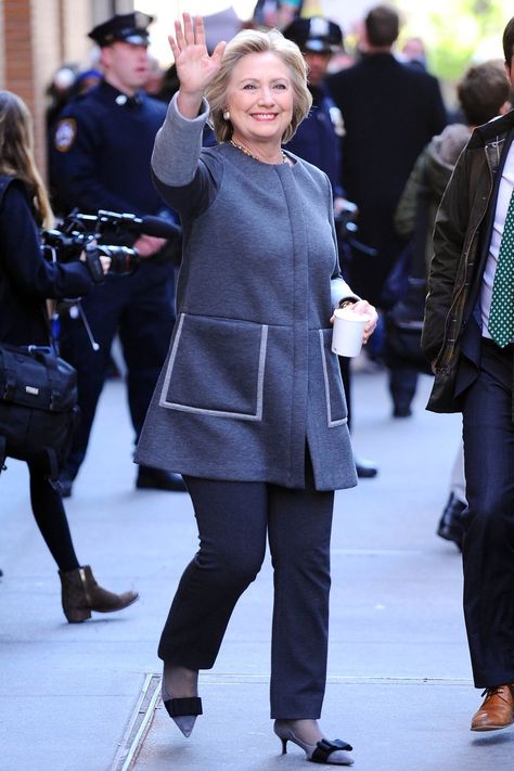 Hillary Clinton Style, Waving Goodbye, Celebrity Dresses Red Carpet, Minimal Chic Style, Classic Chic Style, Hilary Clinton, Classic Style Outfits, Womens Fashion Casual Fall, Campaign Fashion