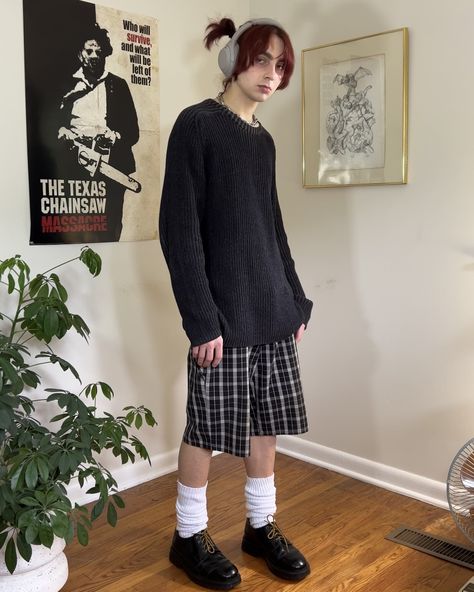 Masc Coquette, 90s Grunge Outfits Men, Shoegaze Outfits, Barista Fits, Simple Grunge Outfits, Simple Goth Outfit, Goth Outfits Men, Plaid Shorts Outfit, Summer Goth Outfits