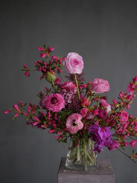 Flower Color Theory, Girly Floral Arrangements, Color Theory Design, Magenta Flowers, Floral Installations, Vase Flowers, Floral Design Studio, Flower Vase Arrangements, Modern Flower Arrangements