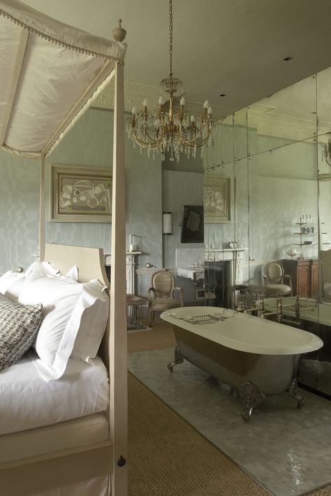 London Bedroom, Babington House, Pretty Tiles, Elegant Bath, Uk Holidays, Classic Bathroom, Soho House, En Suite Bathroom, House Bathroom