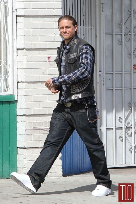 Biker Style Men, Jax Sons Of Anarchy, Sons Of Anarchy Samcro, Biker Aesthetic, Jax Teller, Biker Outfit, Charlie Hunnam, Sharp Dressed Man, Sons Of Anarchy