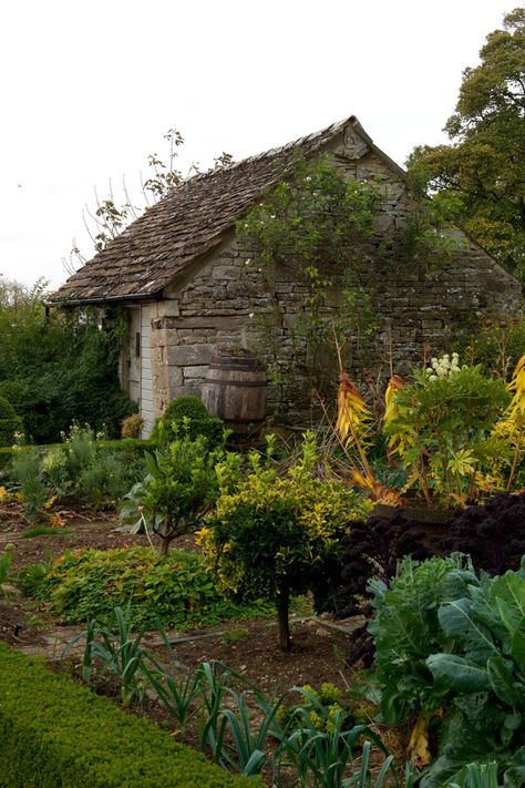 Cotswolds garden | House & Garden Cottage Romance, Traditional Garden Design, Gardens Vegetable, Cotswold House, Kitchen Gardens, English Garden Design, Vegetable Patch, Country Garden Decor, English Gardens