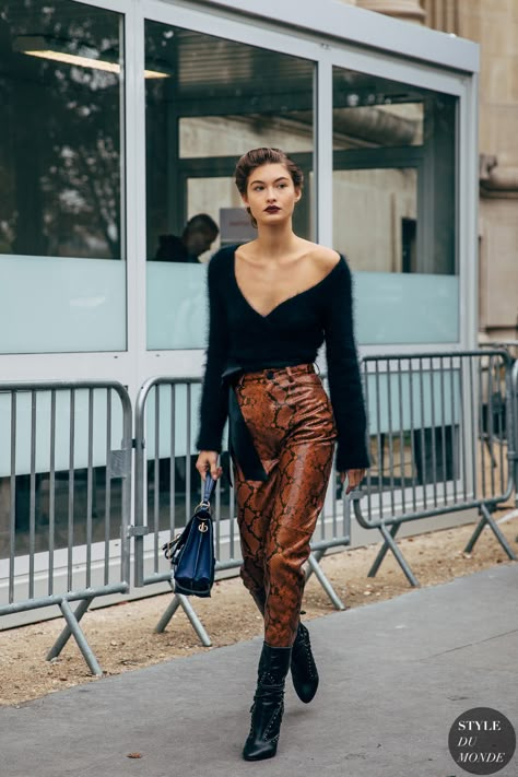 Pattern Style Fashion, Street Style Vogue, Elevated 90s Fashion, Paris Fashion Week Winter, Fall Fashion Week Street Style, Gallerist Style, 2023 Fall Street Style, Cool Street Fashion Winter Style, Woman Fashion 2024