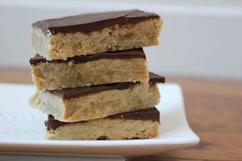 Toffee Bars - a 1978 Betty Crocker recipe that's easier and tastes better than most of the stuff I slave over nowadays Toffee Squares, Meat Hook, Mint Chocolate Cake, Betty Crocker Recipes, Toffee Bars, Betty Crocker, Holiday Baking, Dessert Bars, Bars Recipes