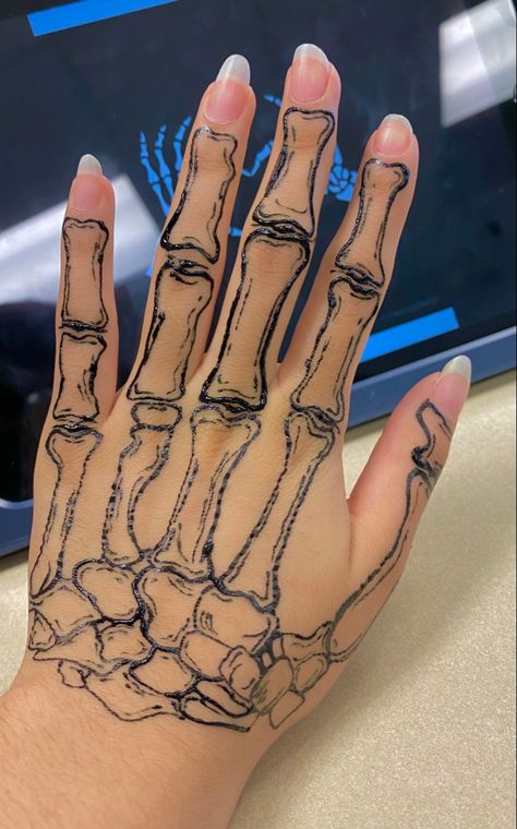 How To Draw A Skeleton Hand On Paper, Drawn Skeleton Hand, Skeleton Arm Drawing On Arm, Skellington Hand Drawing, Hand Skull Drawing, Fake Tattoos To Draw On Yourself, Scelotin Hand Drawing, Skeletal Hand Drawing, Bones On Hand