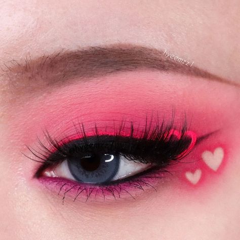 Pink Heart Eyeshadow, Pink Heart Eye Makeup, Heart Themed Makeup, Sleepover Makeup, Pink Heart Makeup, Black And Pink Makeup, Pink And Black Makeup, Heart Makeup Look, Valentines Makeup Ideas