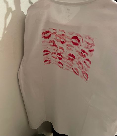 White Shirt With Kiss Marks, Tshirt Kisses Diy, Kiss Mark Shirt, Diy Tshirt, Cute Boyfriend, Eyeshadow For Blue Eyes, Diy Shorts, Diy Sweatshirt