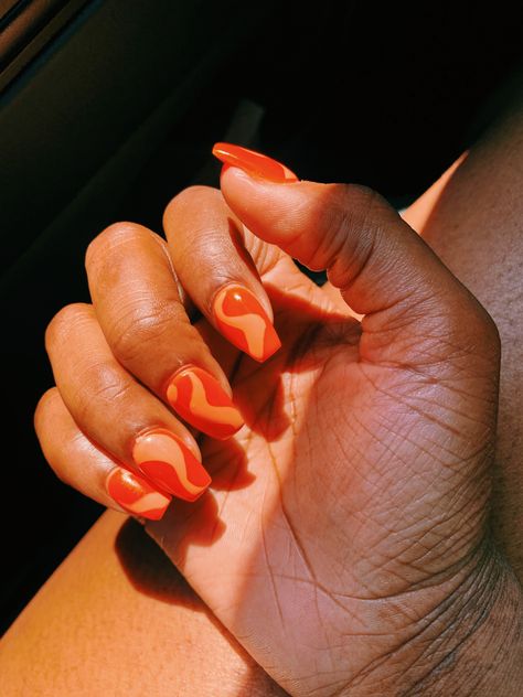 Orange Groovy Nails, Orange Squiggle Nails, Orange Short Nail Designs, Short Nail Designs Orange, Groovy Nails Acrylic, Color Swirl Nails, Darwin Cosplay, 70’s Nails, Orange Swirl Nails