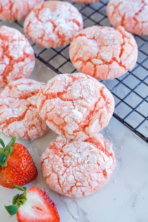 Easy Strawberry Crinkle Cookies Recipe - LemonPeony Cake Mix Crinkle Cookies, Strawberry Cake Cookies, Cake Cookies Recipe, Strawberry Cake Mix Cookies, Crinkle Cookies Recipe, Homemade Chinese, Strawberry Cake Mix, Kitchen Fun, Strawberry Cookies