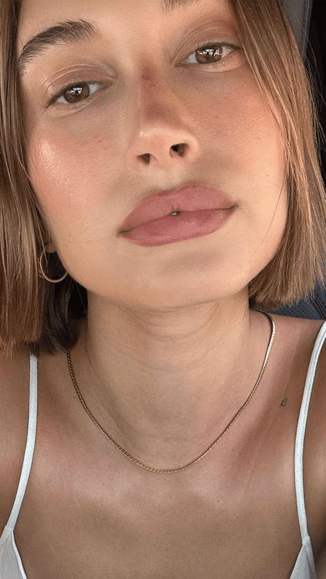 Hailey Bieber Tortoise Nails, Hailey Bieber Nose, Hailey Bieber Lips, Hailey Bieber Earrings, Hailey Bieber Jewelry, Get Unready With Me, Bieber Hailey, Hayley Bieber, Bird Fountain