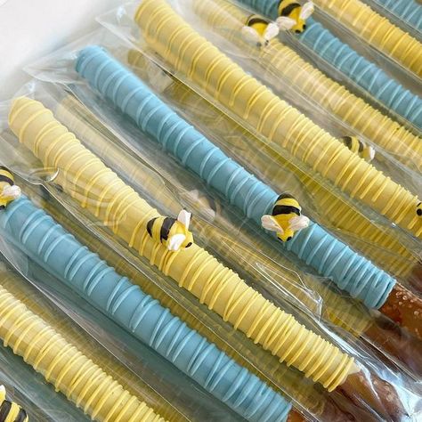 Vintage Winnie The Pooh Desserts, Winnie The Pooh Chocolate Covered Pretzels, Winnie The Pooh Chocolate Pretzels, Winnie The Pooh Pretzels, Winnie The Pooh Desserts Sweets, Winnie The Pooh Pretzel Rods, Blue Winnie The Pooh Baby Shower Ideas, Winnie The Pooh Oreos, Winnie The Pooh Baby Shower Dessert Table