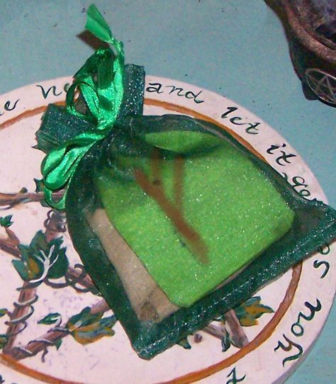 Free Money Spell: How to Make a Money-Making Charm Bag - This is worth reading - Pinned by The Mystic's Emporium on Etsy Powerful Money Spells, Money Spells That Work, Witchcraft Magic, Prosperity Spell, Money Spell, Casting Spells, Wiccan Crafts, Mojo Bags, Luck Spells