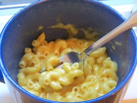 Instant Mac And Cheese, Mac And Cheese Microwave, Easy Homemade Mac And Cheese, Mac And Cheese Easy, Microwave Mug Recipes, Mug Recipe, Georgia Food, Easy Mac N Cheese, Cheese Macaroni