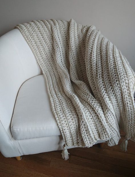 CHUNKY RIBBED THROW BLANKET w/ TASSELS - Free Pattern - lulostitchco.com Pretty Crochet Blanket, Crochet Blanket Chunky, Crochet Blanket Easy, Chunky Crochet Blanket Pattern, Baby Afghan Crochet Patterns, Modern Crochet Blanket, Ribbed Crochet, Crochet Throw Pattern, Throw Blanket Pattern