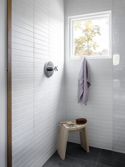 White Tiles Shower Walls, White Bathroom Slate Floor, White Tiling Bathroom, Modern White Tile Bathroom, Stacked Bathroom Tile, Horizontal Tile Shower Ideas, Horizontal Shower Tile, Simple Bathroom Floor Tile, Slate Shower Floor