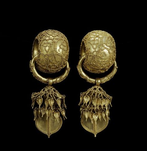 Silla gold earrings from the Couple's Tomb at Bomun-dong- 6th century CE. Height 8.7 cm. National Treasure No. 90. (National Museum of Korea, Seoul, South Korea) Ancient Jewels, Gyeongju, Art Pierre, Ancient Jewellery, Historical Jewellery, Korean Jewelry, Golden Earrings, Ancient Jewelry, Ethnic Jewelry