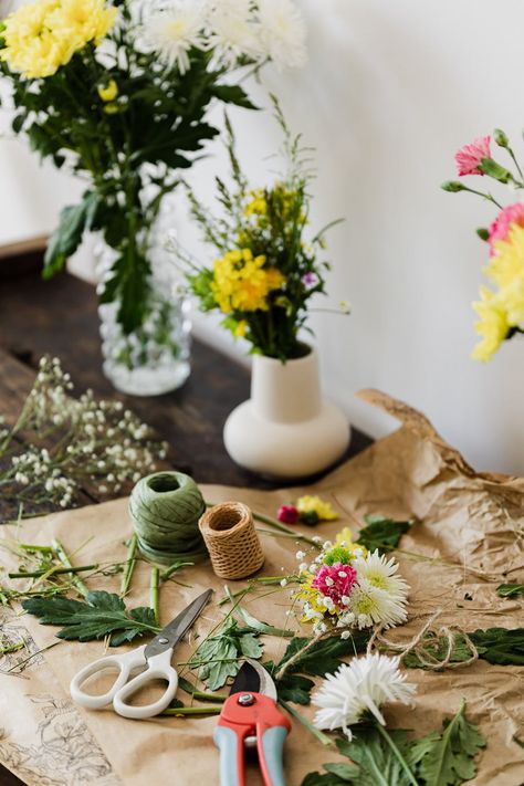 Flower Arrangement Workshop, Rose Photoshoot, Florist Brand, Floral Branding, Flower Workshop, Florist Tools, Floral Crafts, Paper Flower Arrangements, Paper Flower Art