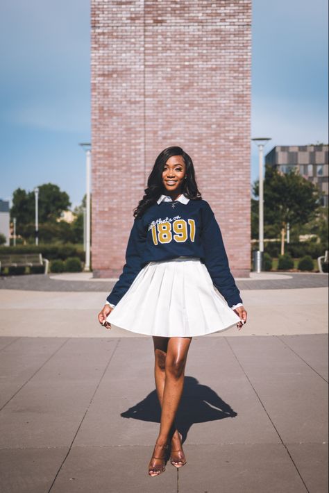 Graduation Picture Outfits Skirt Graduation Outfit, Graduation Picture Outfits, Hbcu Graduation Pictures, Grad Fits, Graduation Pictures Outfits, Graduation Outfits For Women, Formal Skirts, Graduation Outfit College, Styling Skirts