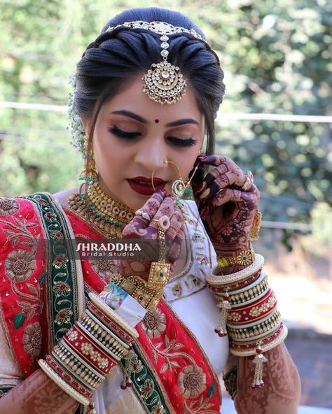 Garba Bride Hairstyle, Best Bridal Hairstyles Indian, Gujarati Bridal Hairstyles, Gujarati Bride Makeup, Brid Hair Styles, Muhurtha Hairstyle, Free Hair Hairstyles For Saree, Bride Look Indian, Bridal Bun Hairstyles Indian