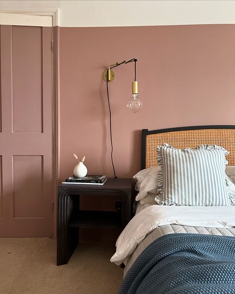 ROOM DESIGN TIPS: . ⭐️ I like the skirting boards painted the same colour as the walls. It makes the walls seem taller and while you’re at it you can do the doors too!! ⭐️ A simple colour scheme is 60% one colour 30%another and 10% an accent colour - works every time 😉 Here this is sulking room pink, strong white (both farrow and ball) and an accent of blue in accessories and art. ⭐️ Add some vintage - we have a vintage “pirate” chest in here which is a lovely deep wood and it looks fabulo... Dusky Pink Bedroom, Farrow And Ball Bedroom, Sulking Room Pink, Color Drenching, Light Pink Bedrooms, Cottage Paint Colors, Pirate Chest, Pink Accent Walls, Pink Bedroom Walls