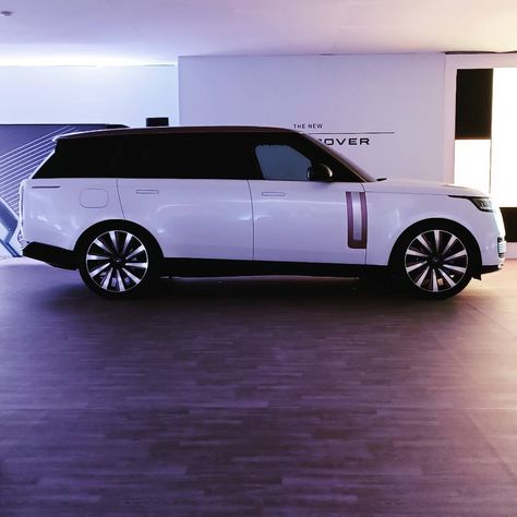 Range Rover Lwb, Luxury Suv Cars, Range Rover White, Range Rover Svr, New Range Rover, Range Rover Sv, Rolls Royce Black, The New Range Rover, Range Rover Black