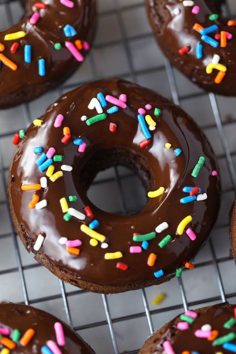 Low carb paleo gluten free chocolate donuts Chocolate Doughnut Glaze, Gluten Free Doughnuts, Mini Donuts Maker, Chocolate Doughnuts, Donut Maker, Gluten Free Chocolate Cake, Glazed Doughnuts, Gluten Free Donuts, Doughnut Recipe