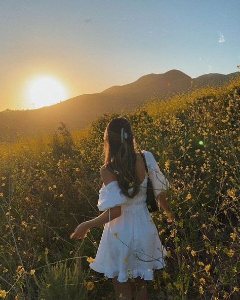 Yuyan on Instagram: “somewhere in malibu🌙🧚🏻” Spring Senior Pictures, Senior Photoshoot Poses, Quinceanera Photoshoot, Sunset Girl, Senior Photo Outfits, Flower Photoshoot, Girl Background, Friend Poses Photography, Senior Pictures Poses