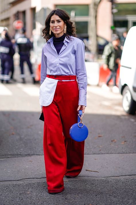 Red   Lavender - A pastel shade like lilac instantly softens a vibrant hue like fire engine red. Clean lines will give this daring combo an effortless effect (as Susan Marasco explained) such as a fitted red knit and sleek pair of lavender trousers. Lavender Outfit, Color Lavanda, Color Combinations For Clothes, Paris Fashion Week Street Style, Red Pants, Spring Street Style, Red Outfit, Fall Winter Outfits, Red Fashion