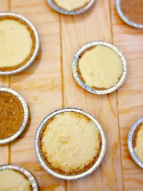 Mini Pays de Coco (Coconut Pie) - La Cocina de Leslie Mini Pays, Pie Mold, Mini Pie, Coconut Candy, Coconut Pie, Easy Pie, Coconut Macaroons, Mini Pies, Cookie Crumbs