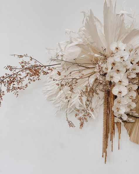 White & Textural Blooms | Flower Arrangement by Nikau Flora | See more on The Lane... Arreglos Ikebana, Flower Installation, Flower Bar, Modern Flower Arrangements, Dry Flowers, Floral Studio, Deco Floral, Dried Floral, Modern Flower