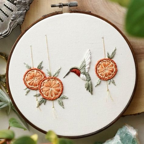 Hummingbird Embroidery, Beginner Embroidery, Embroidery Lessons, Diy Embroidery Patterns, Halloween Embroidery, Learn Embroidery, Hand Embroidery Art, Embroidery Hoop Art, Christmas Embroidery