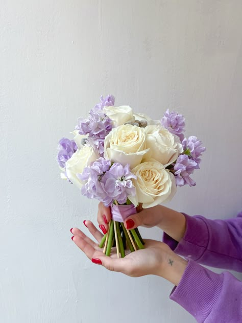 Lilac Bridesmaid Bouquet, Lilac Bridesmaid, Wedding Bouquets Bride, Garden Wedding Decorations, Lilac Wedding, Colorful Bouquet, Bride Bouquet, White Bouquet, Bouquet Ideas